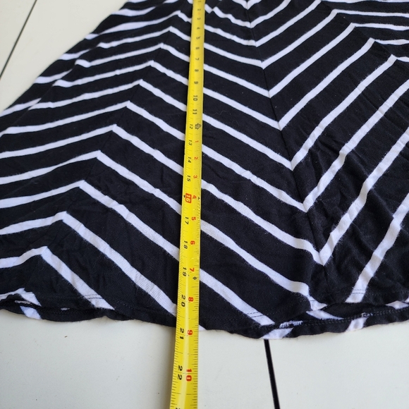 Max Studio Black White Chevron Stripe Skirt Knee Length Pull On Women's Sz M - Picture 7 of 8